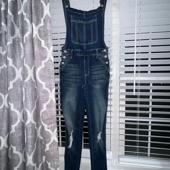 Kancan Estilo bib overalls with front pocket. Great distressed look. - Picture 8 of 11